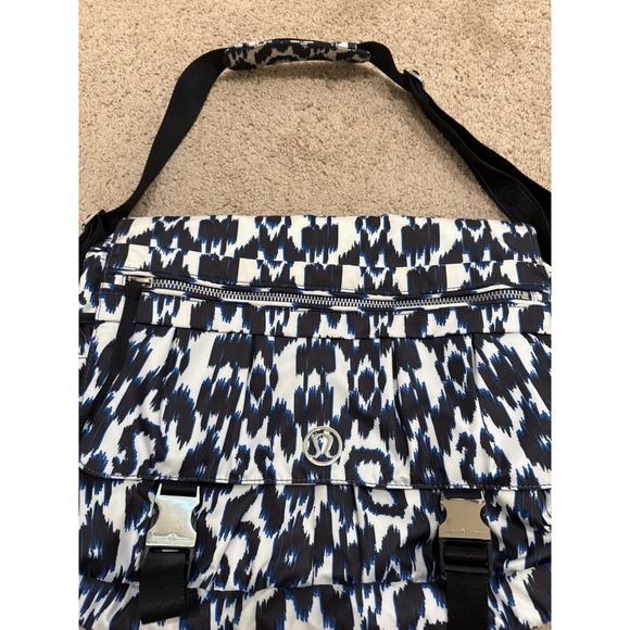 Lululemon Urban Yogini Ikat Yoga Messenger Bag Sprinkler Blue main image 11